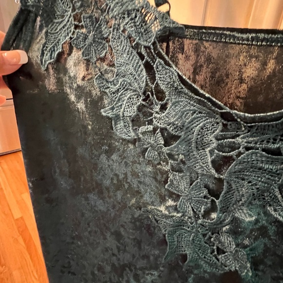 Velvet camisole with adjustable straps - Picture 2 of 4